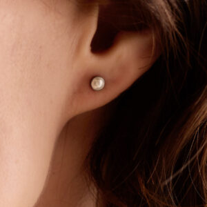 Alternative view of Bezel Pearl Øreringe - Silver