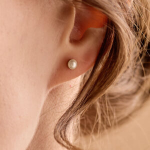 Alternative view of Bezel Pearl Øreringe - Gold